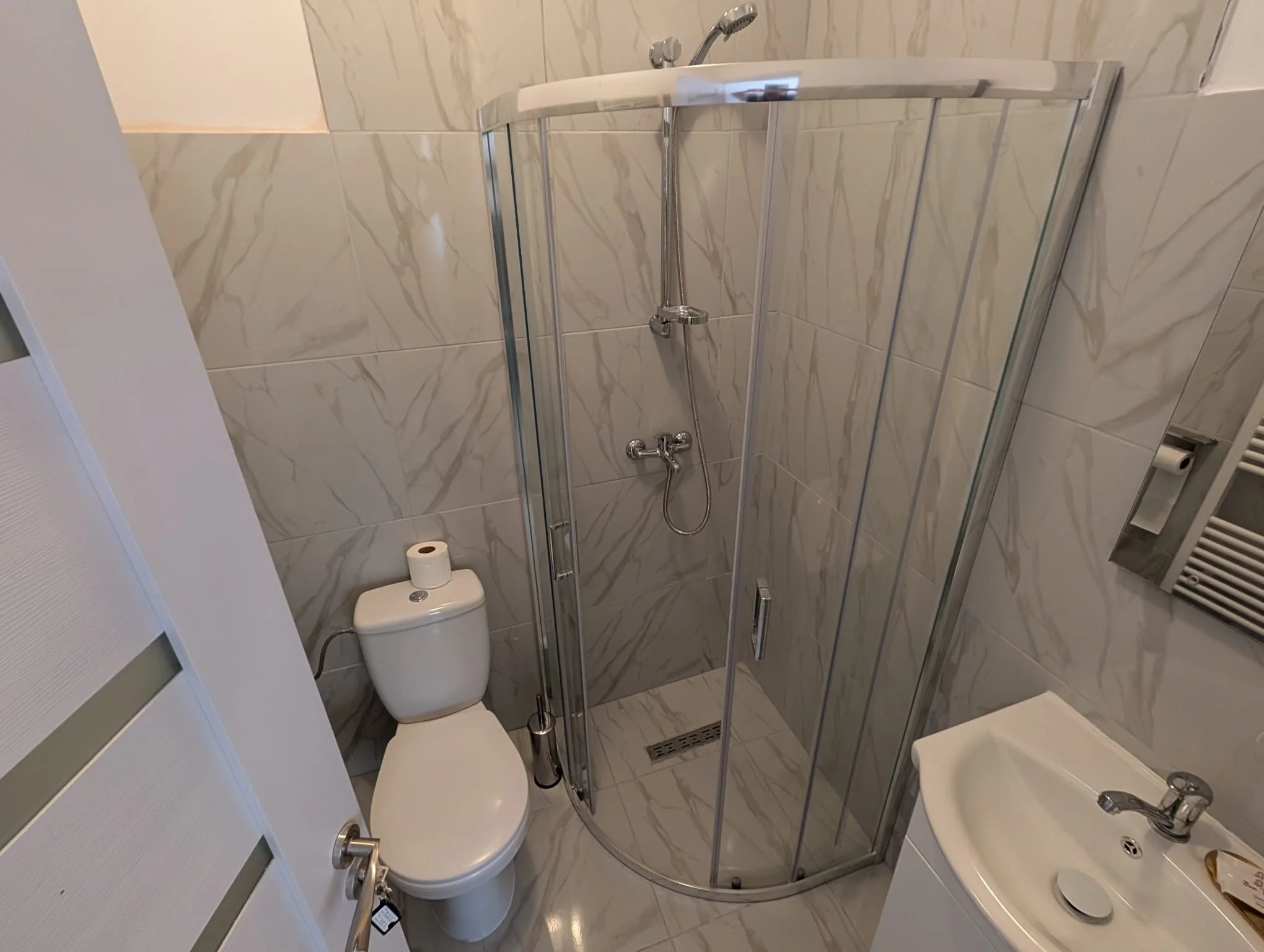 Baie camera dubla cu balcon